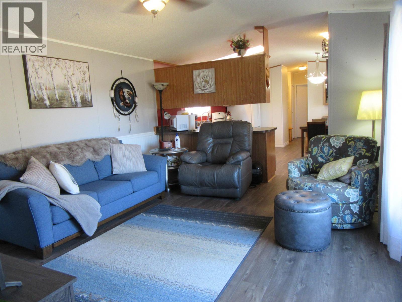 6064 Norman Road, 100 Mile House, BC - Indoor Photo Showing Living Room