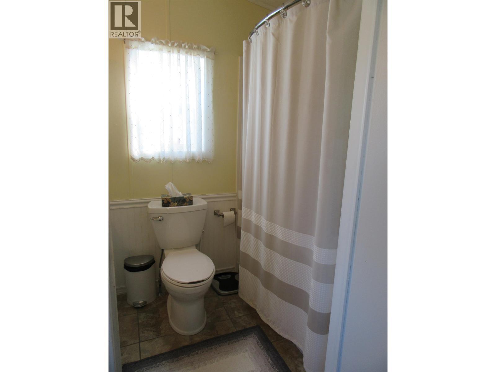 6064 Norman Road, 100 Mile House, BC - Indoor Photo Showing Bathroom