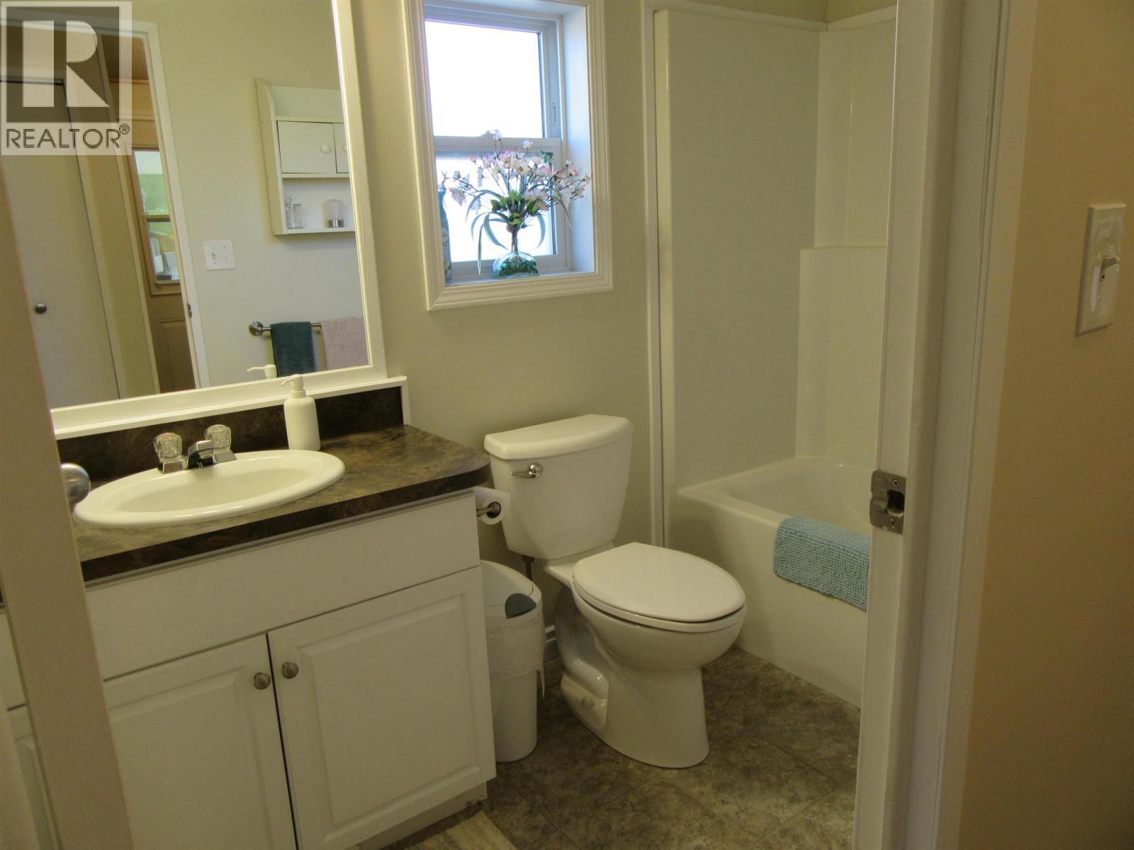 6064 Norman Road, 100 Mile House, BC - Indoor Photo Showing Bathroom
