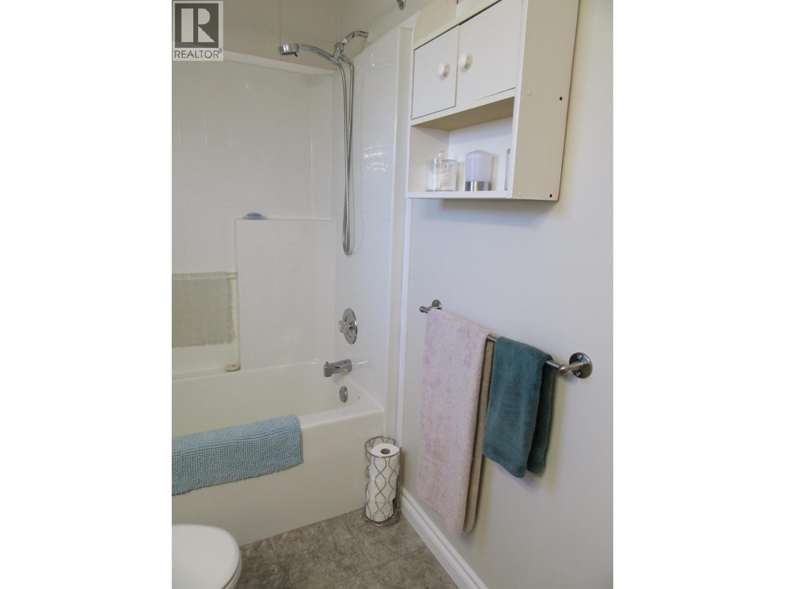 6064 Norman Road, 100 Mile House, BC - Indoor Photo Showing Bathroom
