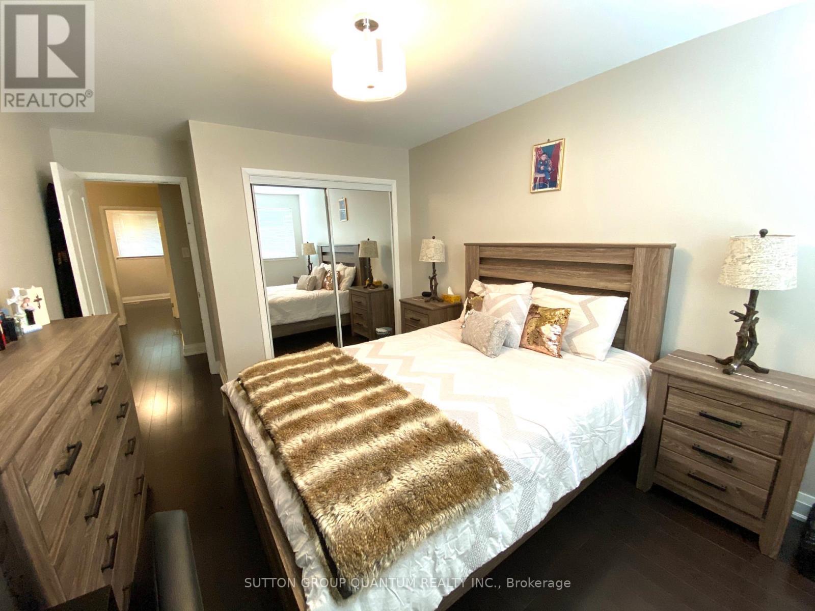 5477 Schueller Crescent, Burlington, ON - Indoor Photo Showing Bedroom