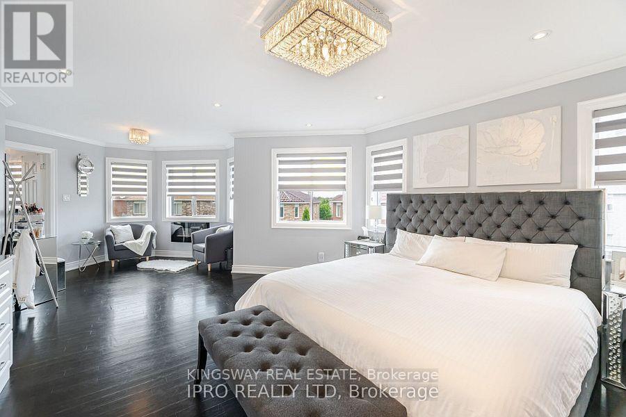 923 Bristol Road W, Mississauga, ON - Indoor Photo Showing Bedroom