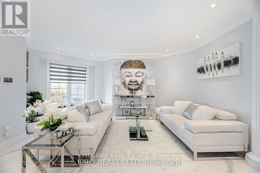 923 Bristol Road W, Mississauga, ON - Indoor Photo Showing Living Room