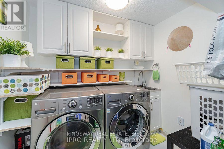 923 Bristol Road W, Mississauga, ON - Indoor Photo Showing Laundry Room