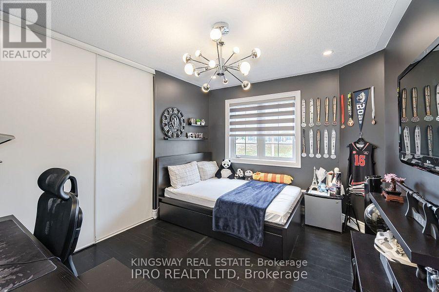 923 Bristol Road W, Mississauga, ON - Indoor Photo Showing Bedroom