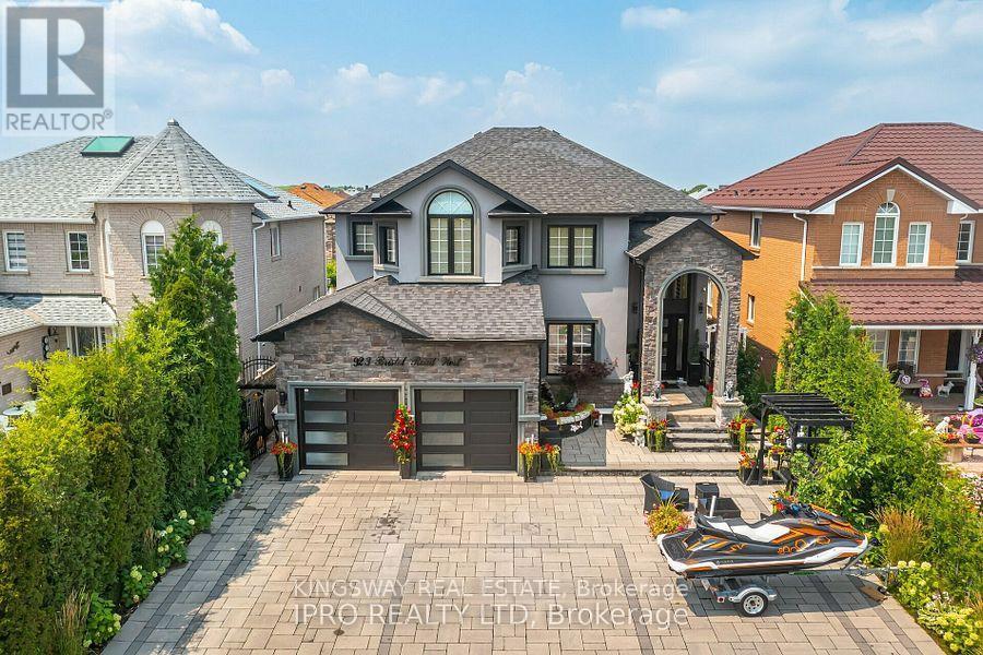 923 Bristol Road W, Mississauga, ON - Outdoor With Facade