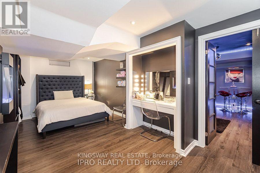 923 Bristol Road W, Mississauga, ON - Indoor Photo Showing Bedroom