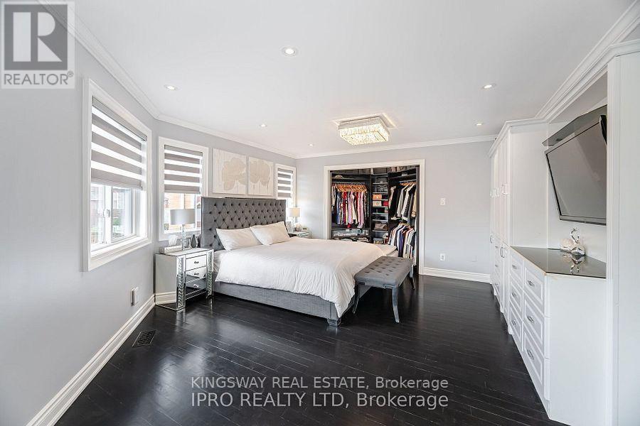 923 Bristol Road W, Mississauga, ON - Indoor Photo Showing Bedroom