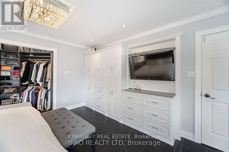 923 Bristol Road W, Mississauga, ON - Indoor