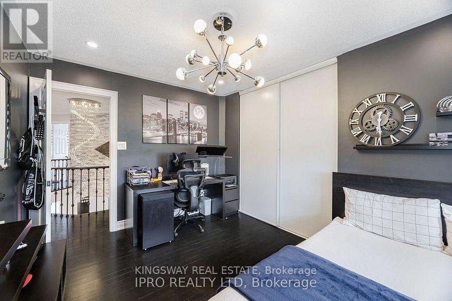 923 Bristol Road W, Mississauga, ON - Indoor