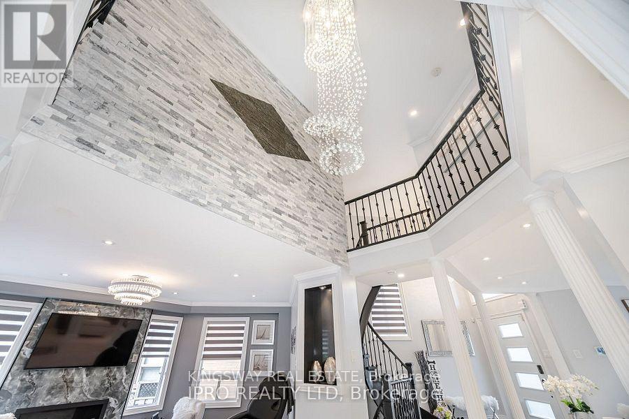 923 Bristol Road W, Mississauga, ON - Indoor Photo Showing Other Room