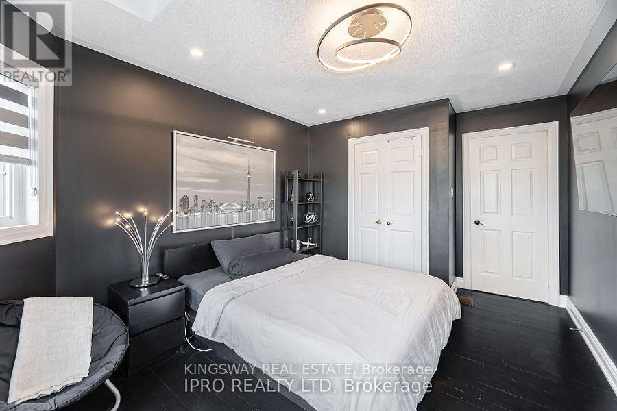 923 Bristol Road W, Mississauga, ON - Indoor Photo Showing Bedroom