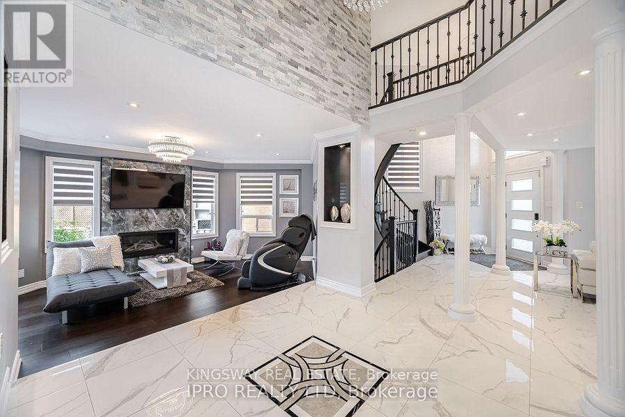 923 Bristol Road W, Mississauga, ON - Indoor With Fireplace