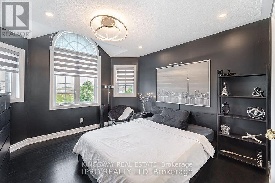 923 Bristol Road W, Mississauga, ON - Indoor Photo Showing Bedroom