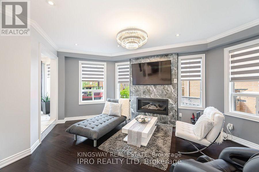 923 Bristol Road W, Mississauga, ON - Indoor Photo Showing Living Room With Fireplace
