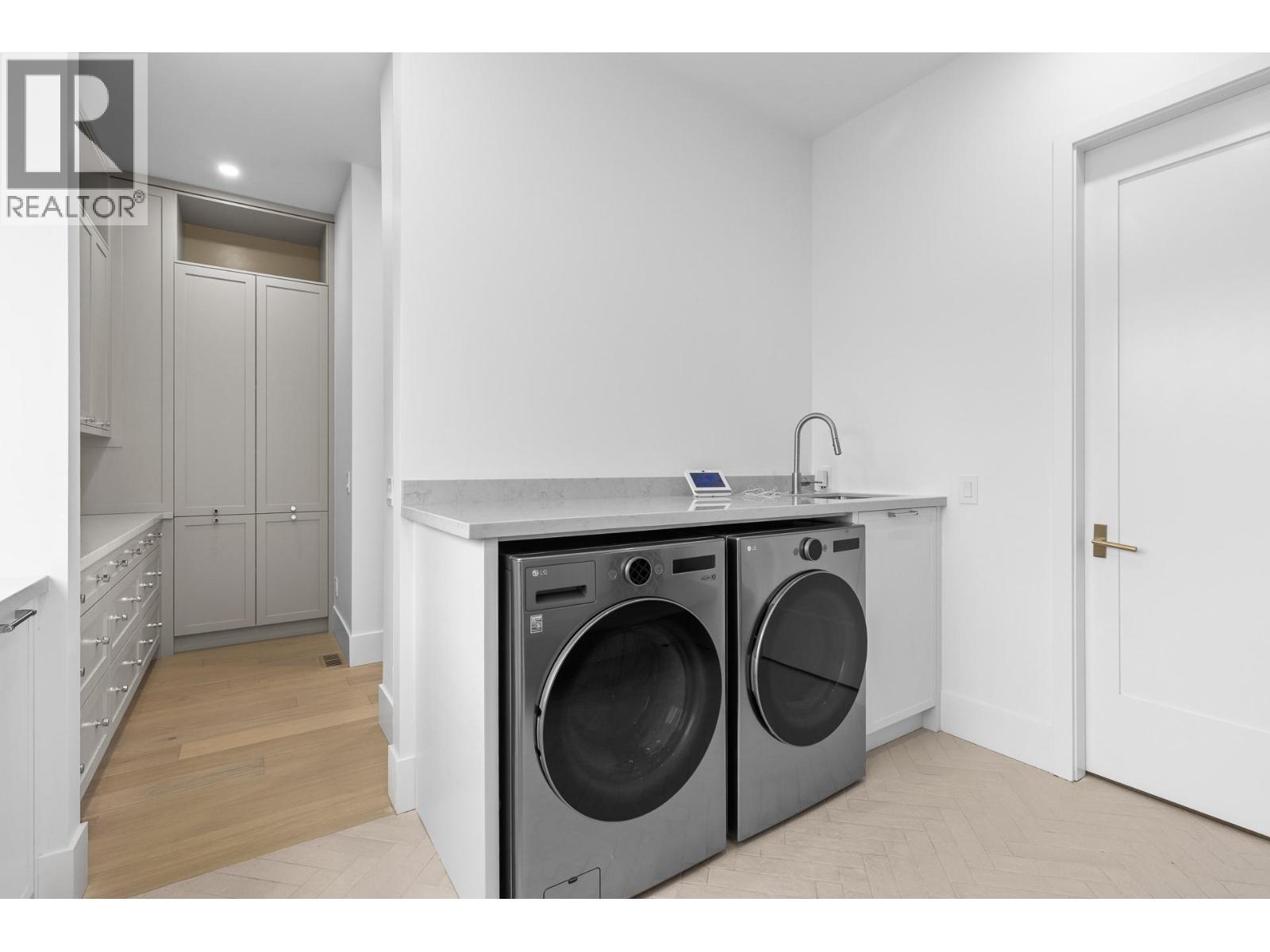 Main flr laundry - 1359 Vineyard Drive, West Kelowna, BC - Indoor Photo Showing Laundry Room