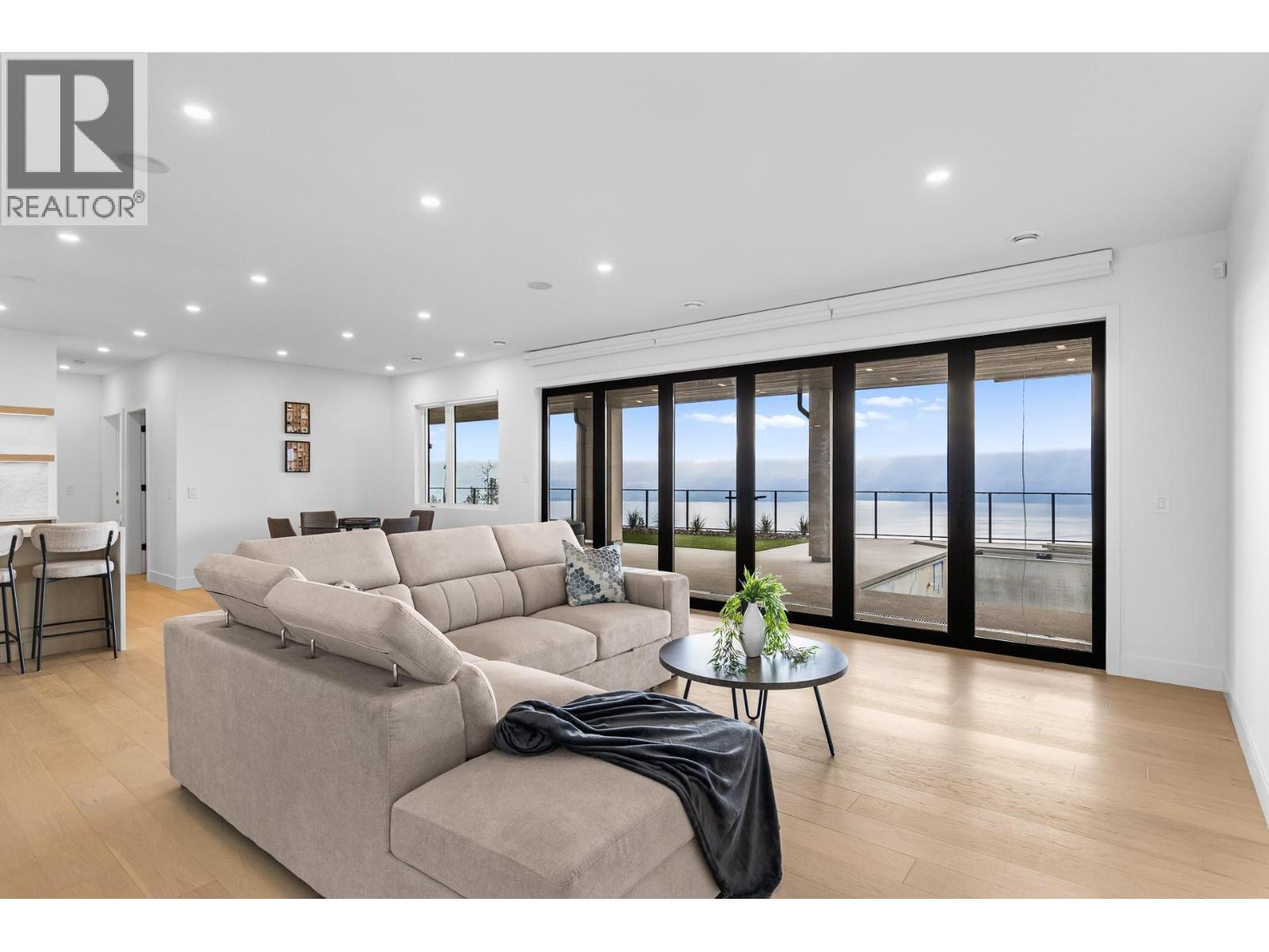 1359 Vineyard Drive, West Kelowna, BC - Indoor Photo Showing Living Room