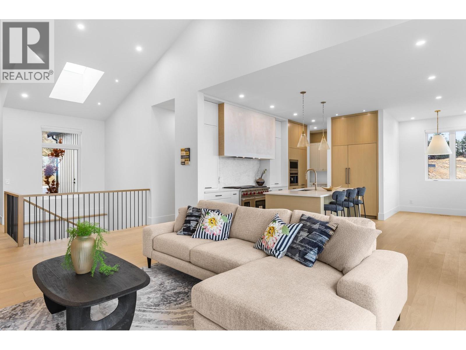 1359 Vineyard Drive, West Kelowna, BC - Indoor Photo Showing Living Room