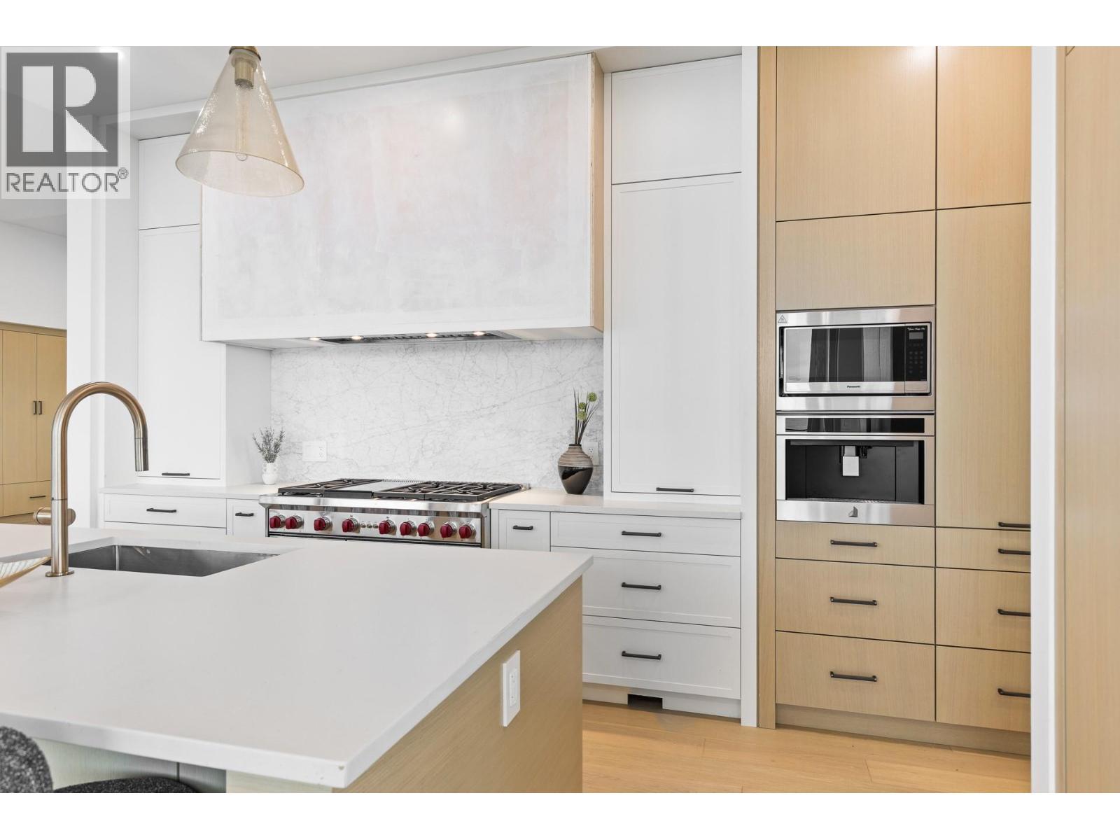 1359 Vineyard Drive, West Kelowna, BC - Indoor Photo Showing Kitchen With Upgraded Kitchen