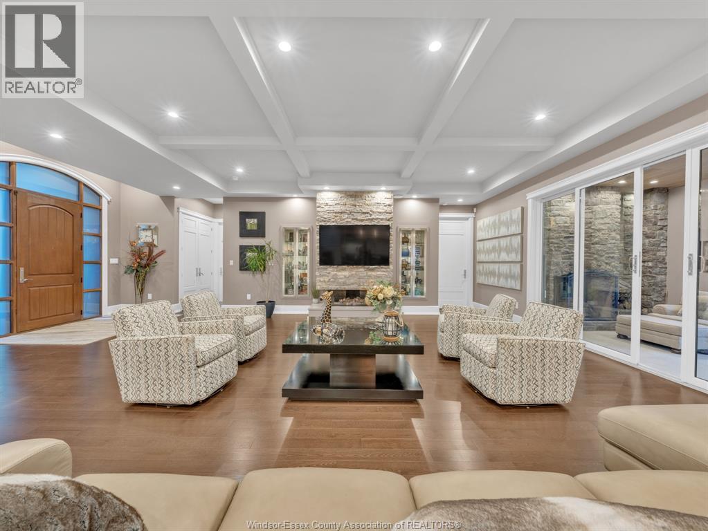 11245 Riverside Drive, Windsor, ON - Indoor Photo Showing Living Room