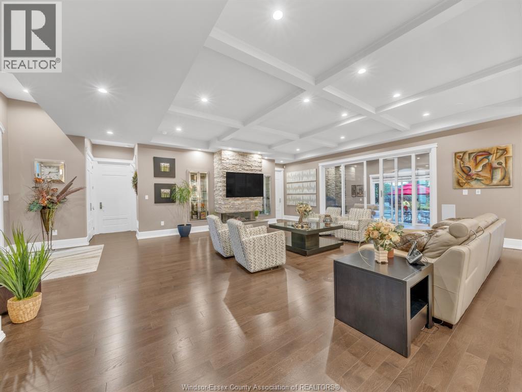 11245 Riverside Drive, Windsor, ON - Indoor Photo Showing Living Room