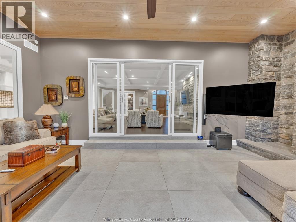 11245 Riverside Drive, Windsor, ON - Indoor