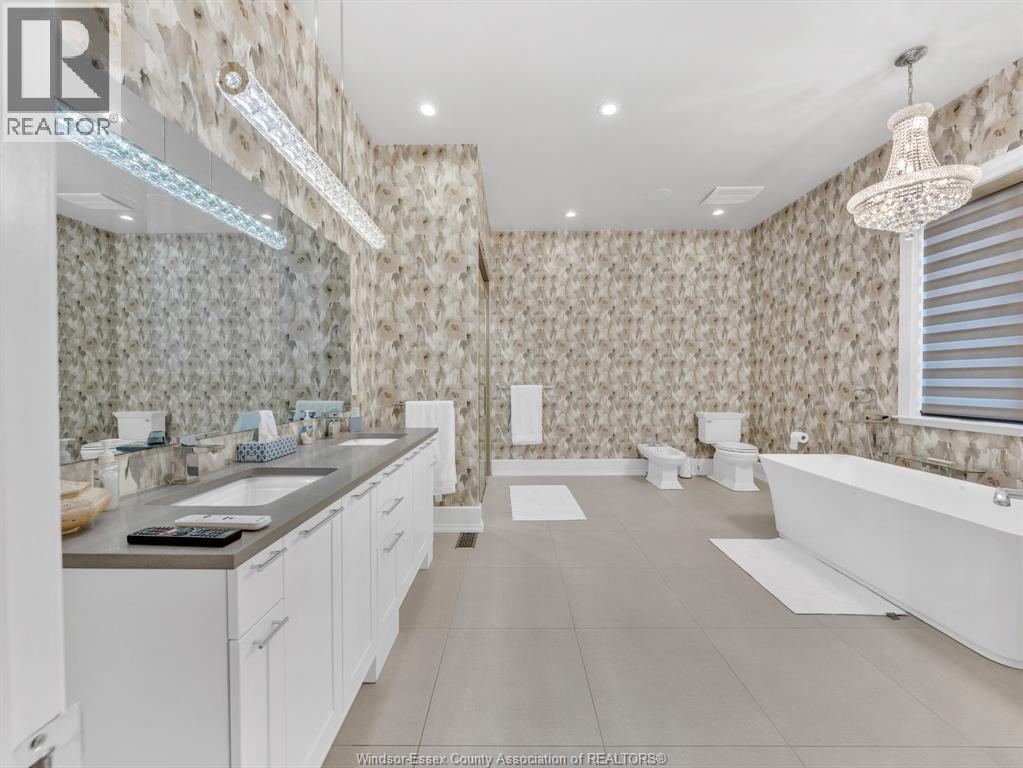 11245 Riverside Drive, Windsor, ON - Indoor Photo Showing Bathroom