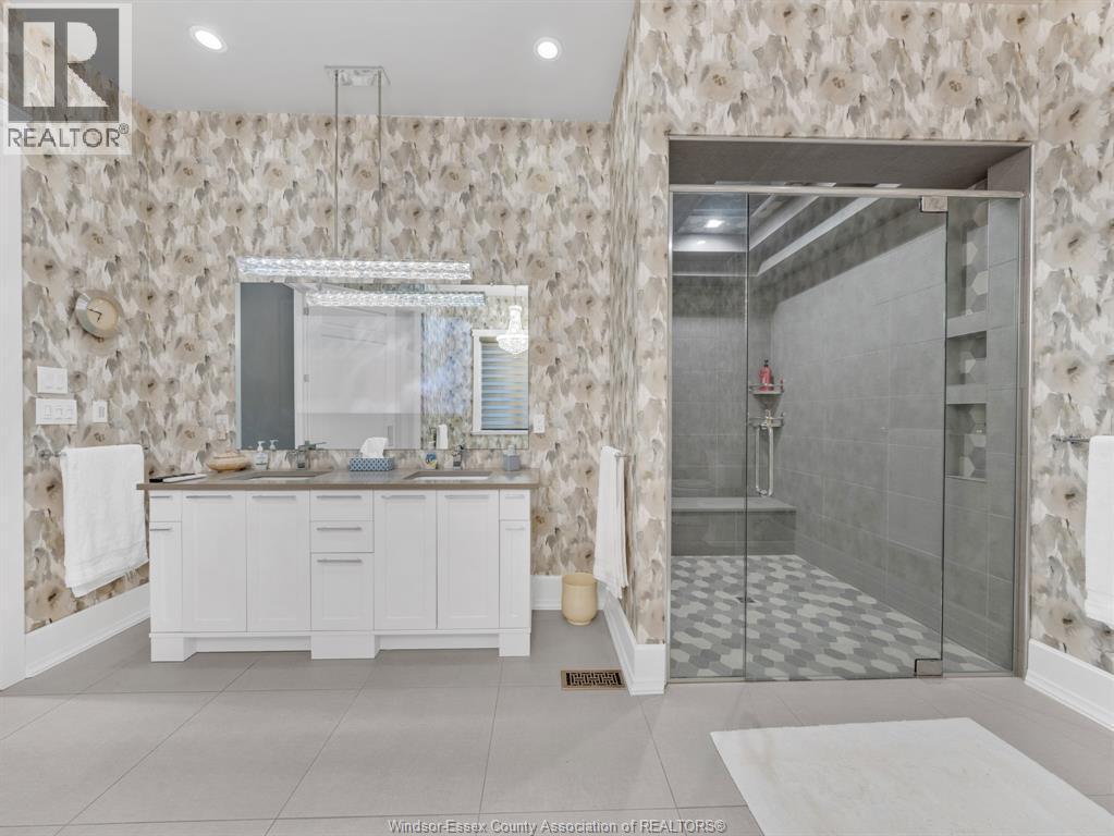 11245 Riverside Drive, Windsor, ON - Indoor Photo Showing Bathroom