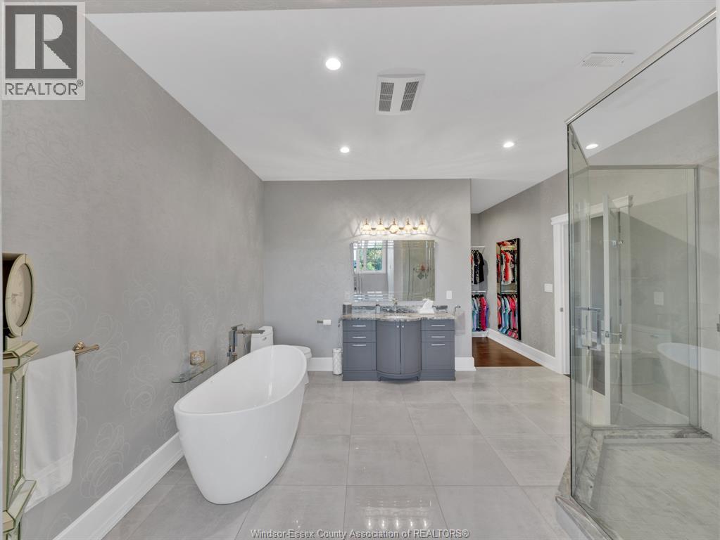 11245 Riverside Drive, Windsor, ON - Indoor Photo Showing Bathroom