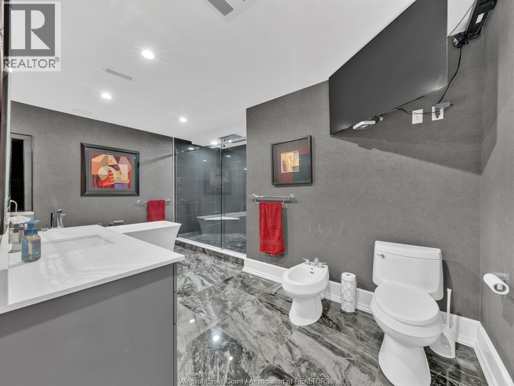 11245 Riverside Drive, Windsor, ON - Indoor Photo Showing Bathroom