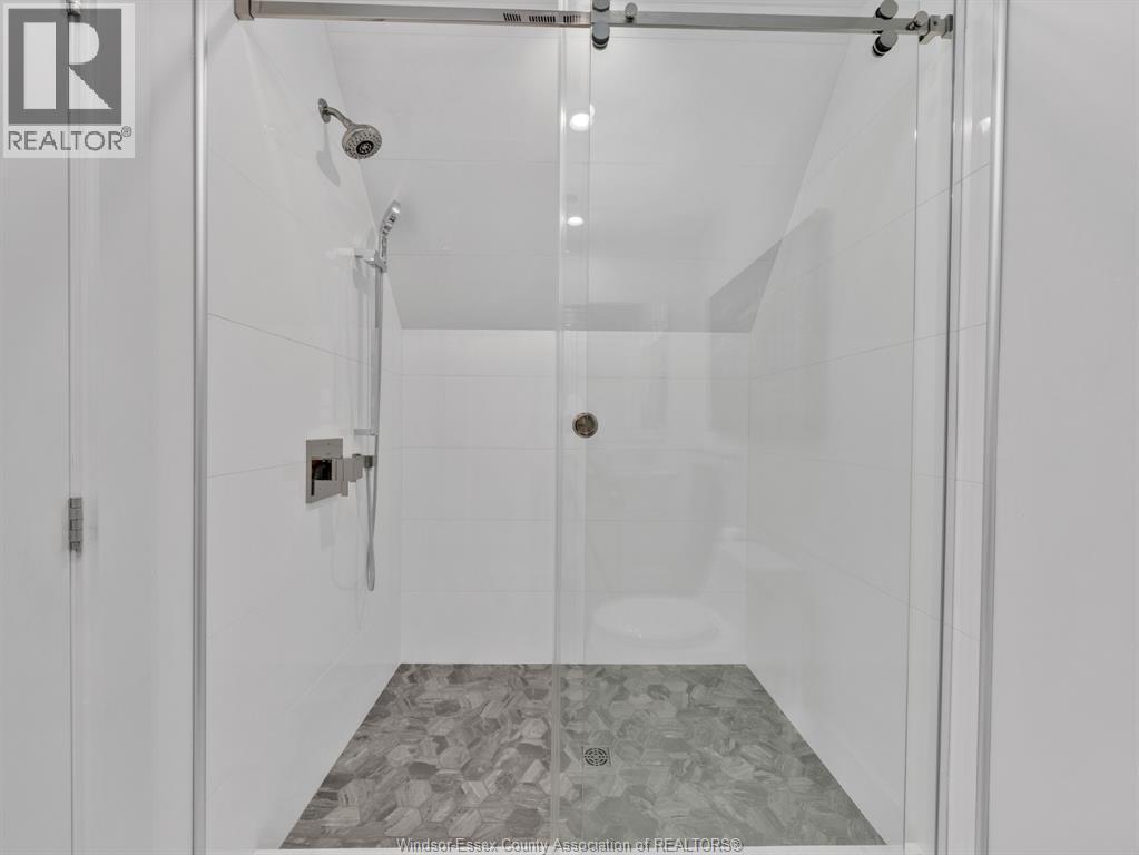 11245 Riverside Drive, Windsor, ON - Indoor Photo Showing Bathroom