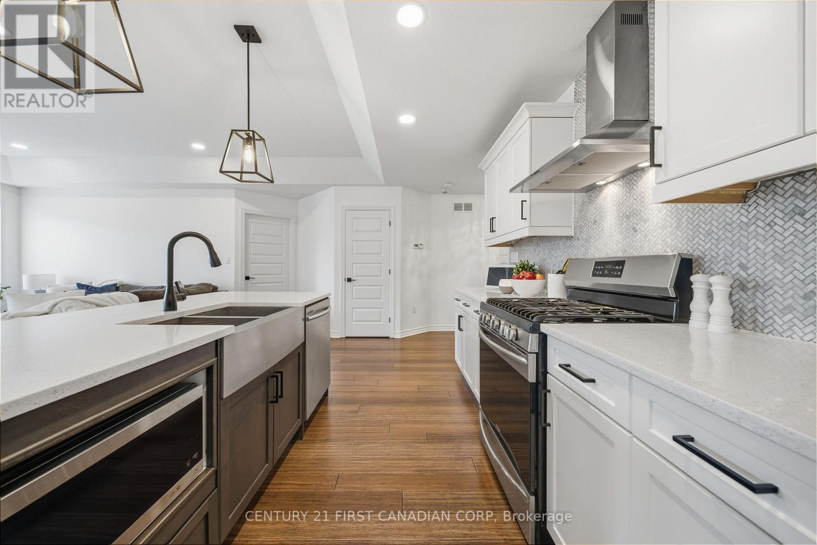 191 Gilmour Drive, Lucan Biddulph (Lucan), ON - Indoor Photo Showing Kitchen With Double Sink With Upgraded Kitchen
