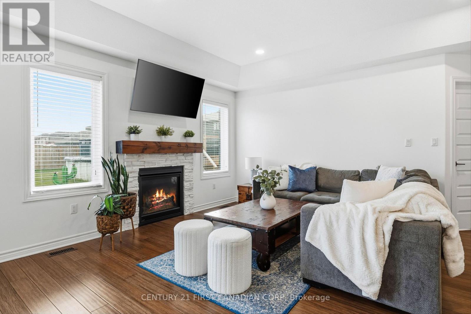 191 Gilmour Drive, Lucan Biddulph (Lucan), ON - Indoor Photo Showing Living Room With Fireplace