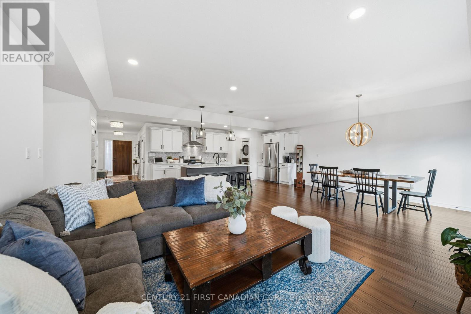 191 Gilmour Drive, Lucan Biddulph (Lucan), ON - Indoor Photo Showing Living Room