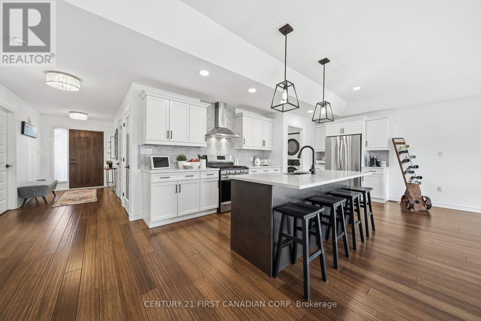191 Gilmour Drive, Lucan Biddulph (Lucan), ON - Indoor Photo Showing Kitchen With Upgraded Kitchen