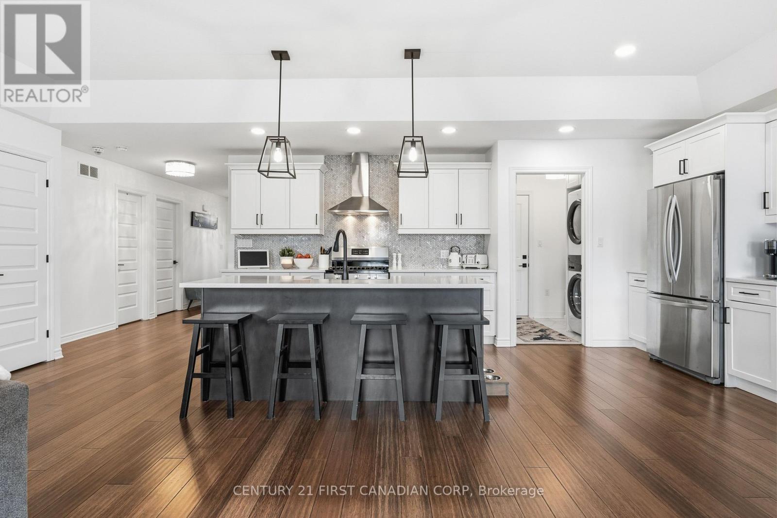191 Gilmour Drive, Lucan Biddulph (Lucan), ON - Indoor Photo Showing Kitchen With Upgraded Kitchen