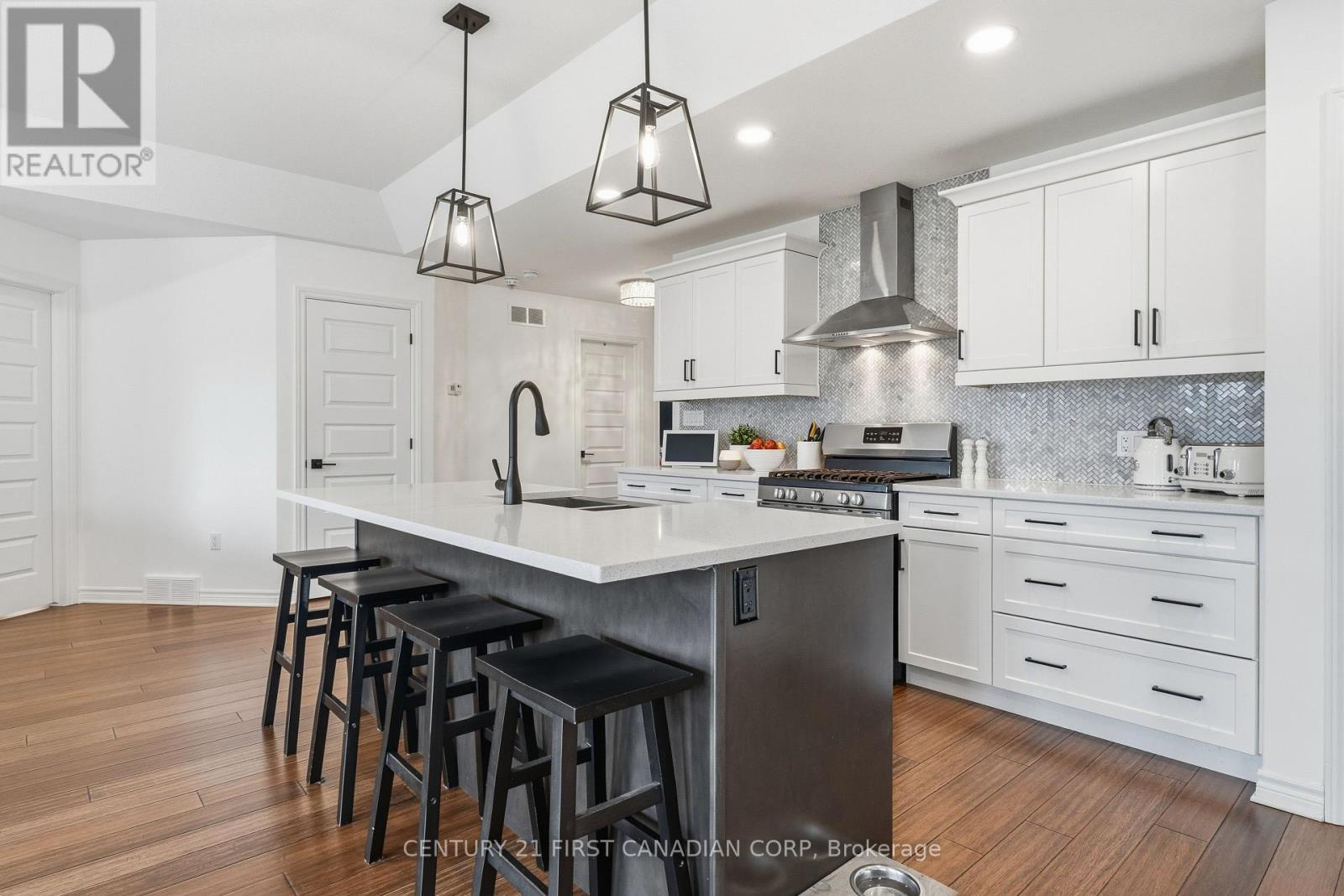 191 Gilmour Drive, Lucan Biddulph (Lucan), ON - Indoor Photo Showing Kitchen With Upgraded Kitchen