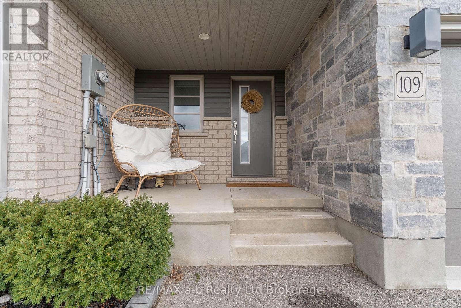 109 Denrich Avenue, Tillsonburg, ON - Outdoor With Deck Patio Veranda