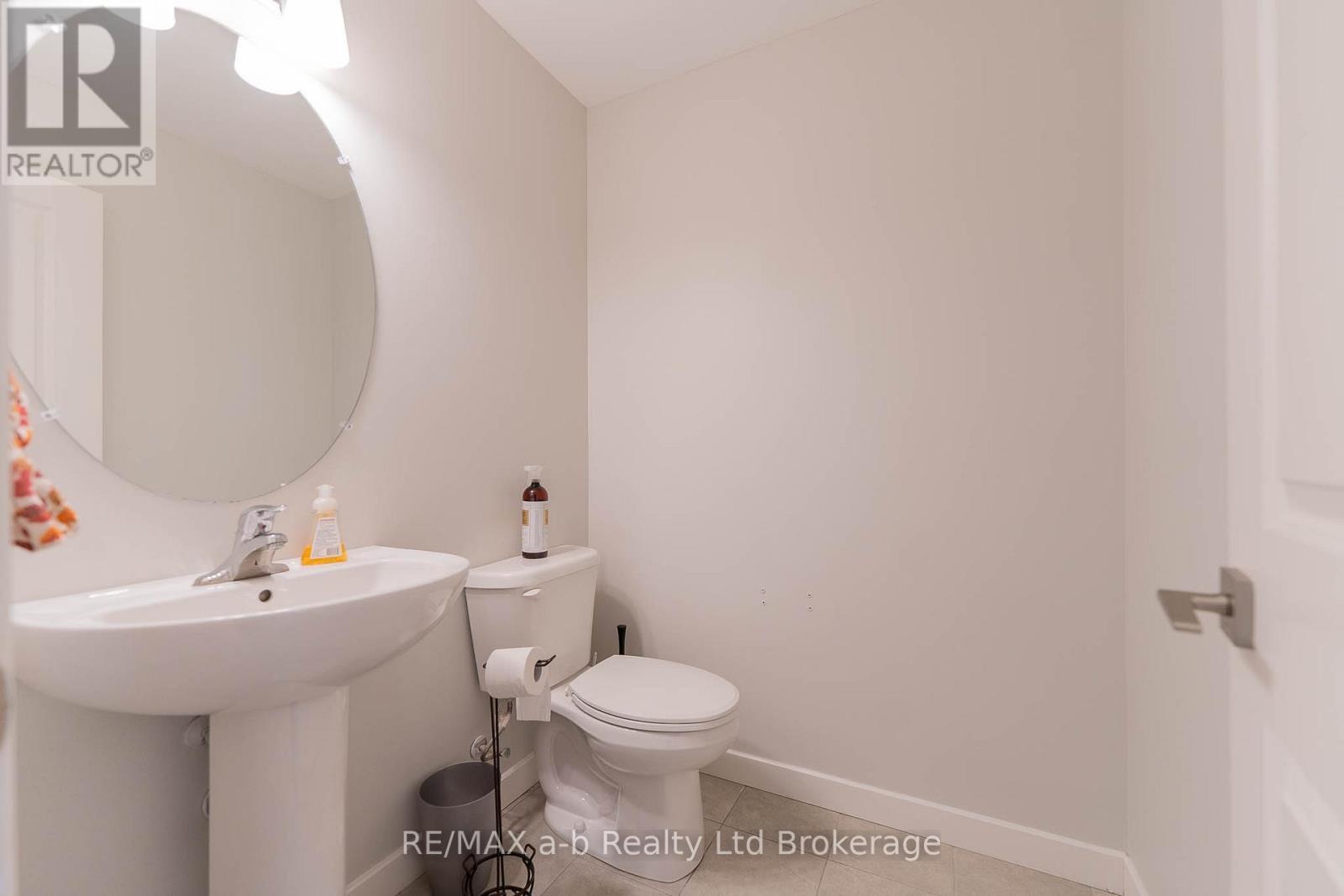 109 Denrich Avenue, Tillsonburg, ON - Indoor Photo Showing Bathroom