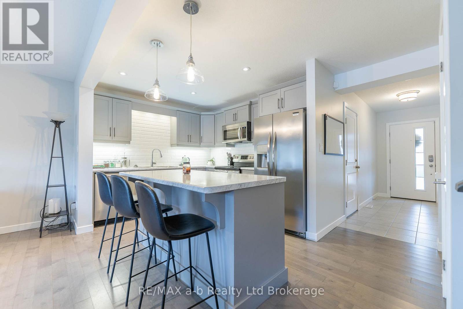 109 Denrich Avenue, Tillsonburg, ON - Indoor Photo Showing Kitchen With Upgraded Kitchen
