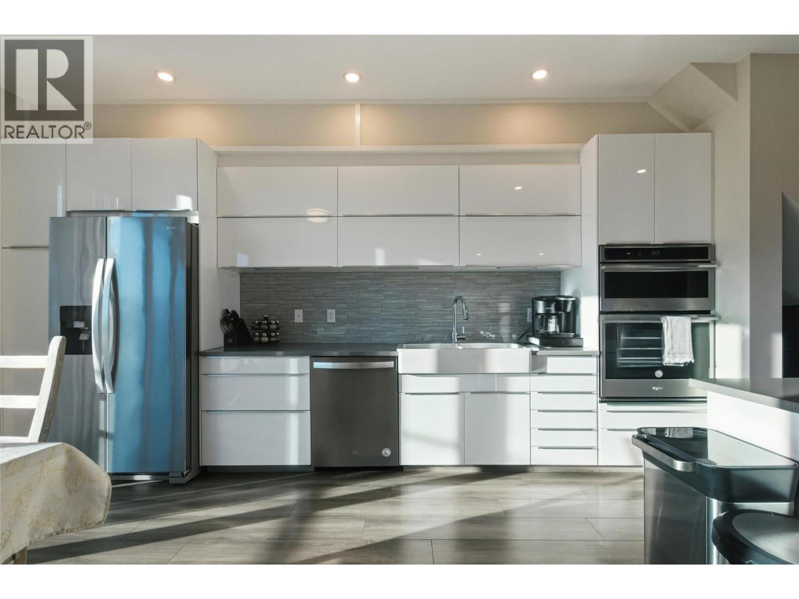 5995 Oliver Landing Crescent Unit# 4, Oliver, BC - Indoor Photo Showing Kitchen With Stainless Steel Kitchen With Upgraded Kitchen