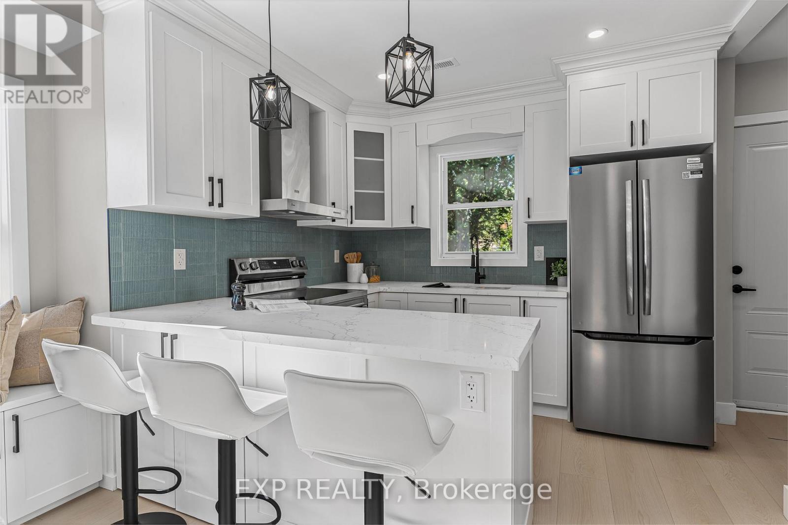56 East 34Th Street, Hamilton, ON - Indoor Photo Showing Kitchen With Upgraded Kitchen