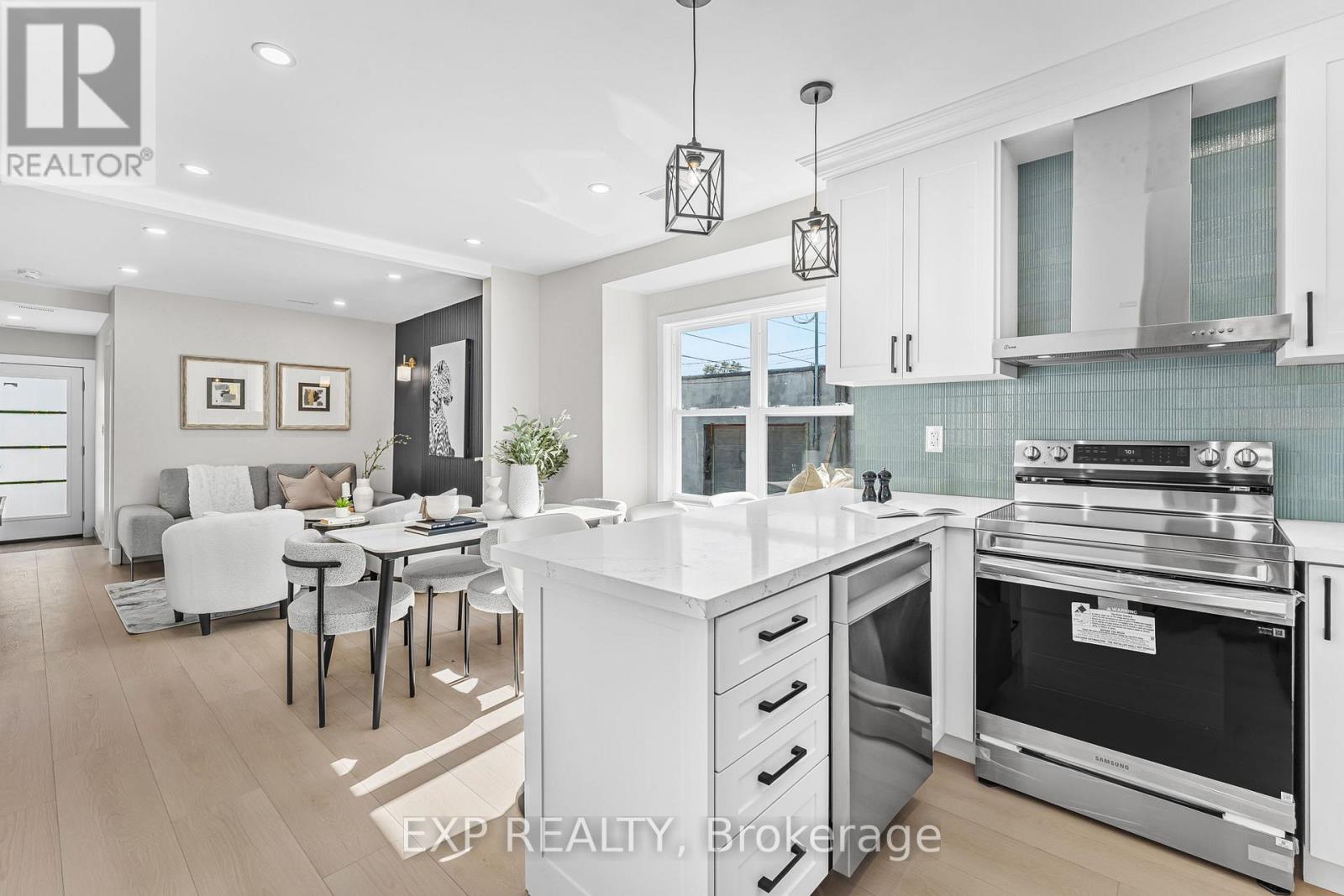 56 East 34Th Street, Hamilton, ON - Indoor Photo Showing Kitchen With Upgraded Kitchen