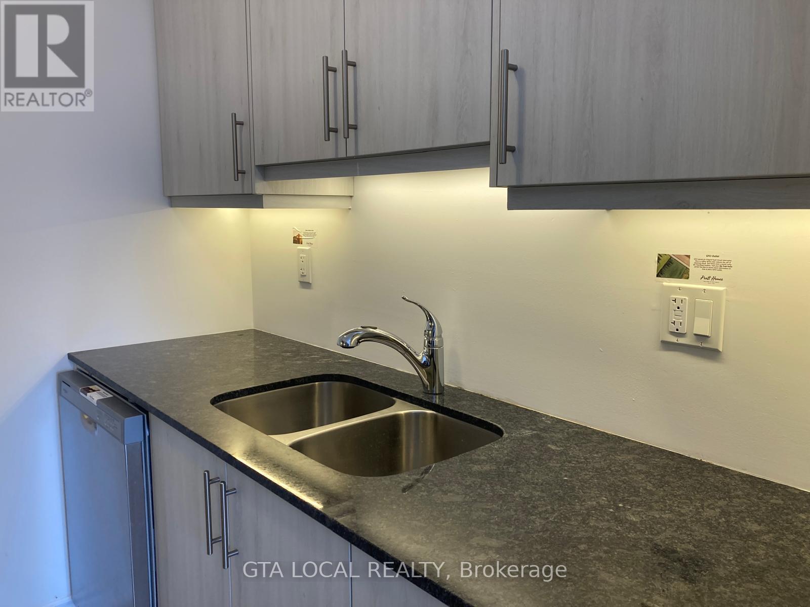 31 Pumpkin Corner Crescent, Barrie, ON - Indoor Photo Showing Kitchen With Double Sink