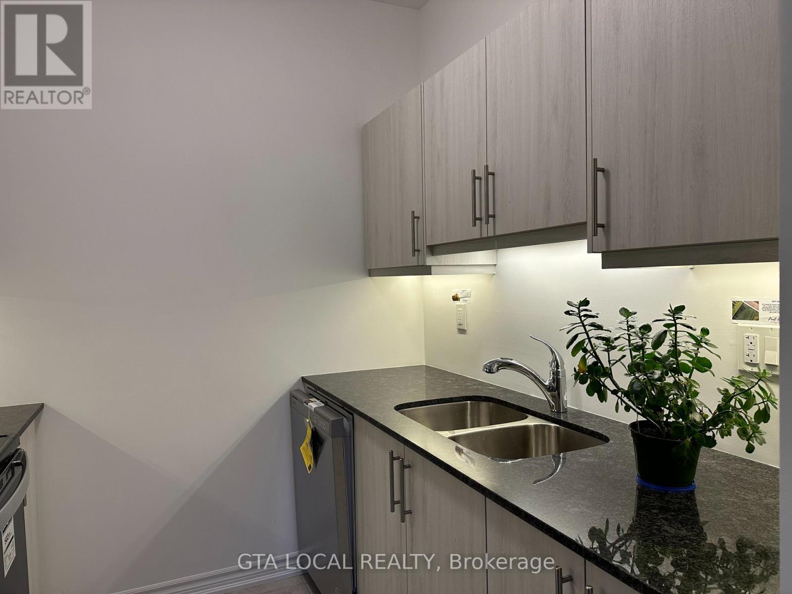 31 Pumpkin Corner Crescent, Barrie, ON - Indoor Photo Showing Kitchen With Double Sink