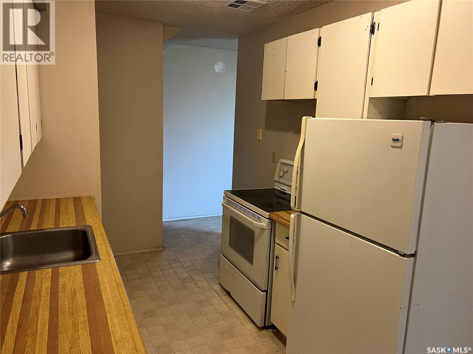 4036 Castle Road, Regina, SK - Indoor Photo Showing Kitchen