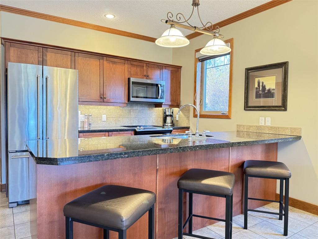 211D-200 Bighorn Boulevard, Radium Hot Springs, BC - Indoor Photo Showing Kitchen With Double Sink