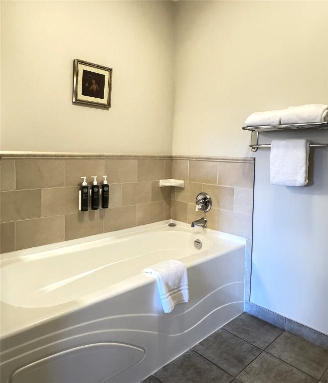 211D-200 Bighorn Boulevard, Radium Hot Springs, BC - Indoor Photo Showing Bathroom