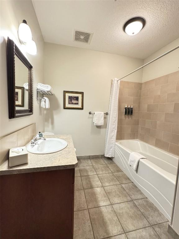 211D-200 Bighorn Boulevard, Radium Hot Springs, BC - Indoor Photo Showing Bathroom
