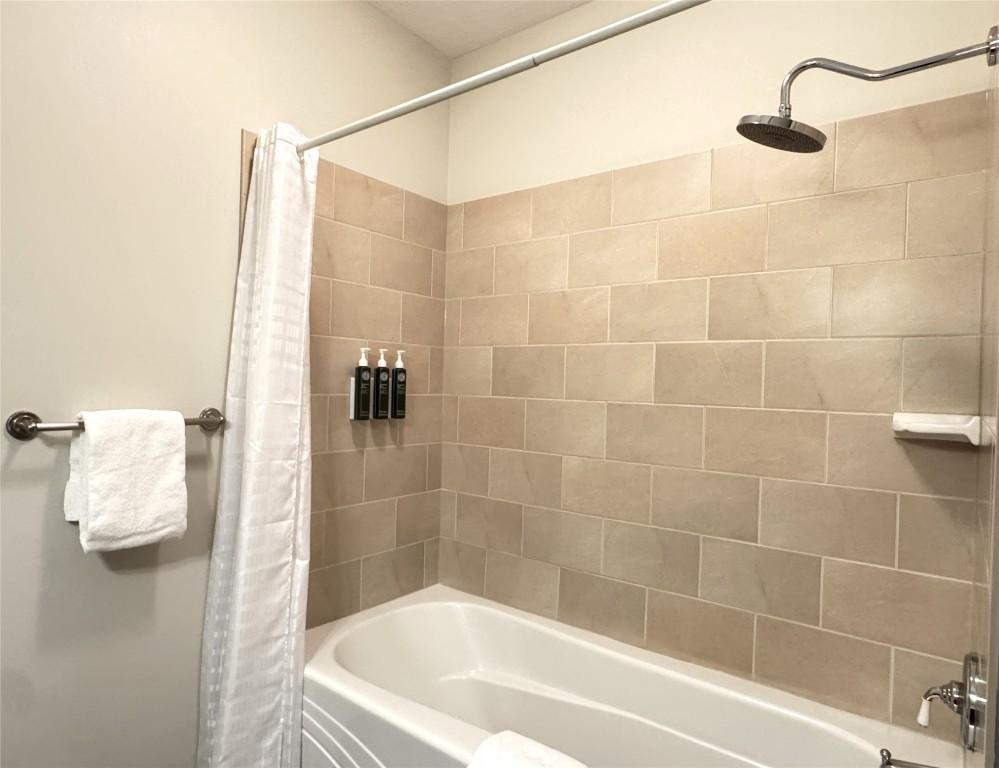 211D-200 Bighorn Boulevard, Radium Hot Springs, BC - Indoor Photo Showing Bathroom